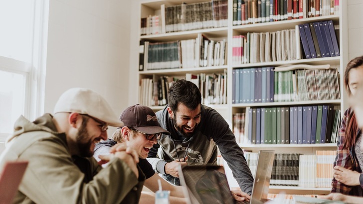 Die Beziehungen zu anderen Menschen am Arbeitsplatz sind entscheidend dafür, wie lange die eigenen Angestellten im Unternehmen bleiben. - © Priscilla Du Preez / unsplash.com