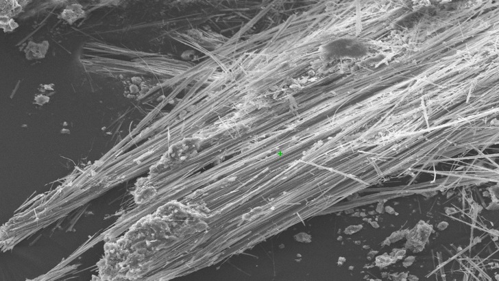 Anthophyllitfasern aus einem asbesthaltigen Steinholzestrich. - © APC GmbH, Eschborn