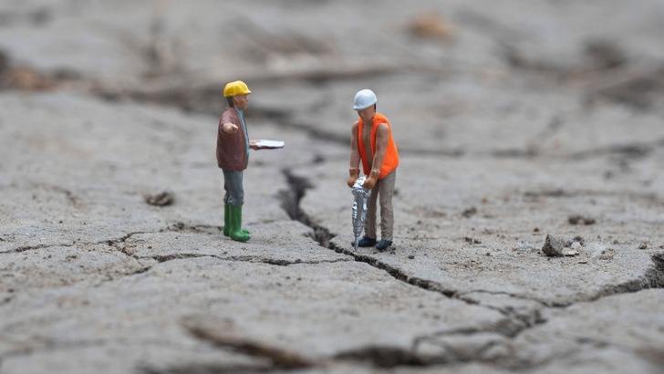 Die Verwendung von Asbest ist seit 1993 verboten. Beim Bauen im Bestand kommen Beschäftigte allerdings auch heute noch mit asbesthaltigen Baustoffen in Kontakt. - © Mathieu Stern/unsplash.com