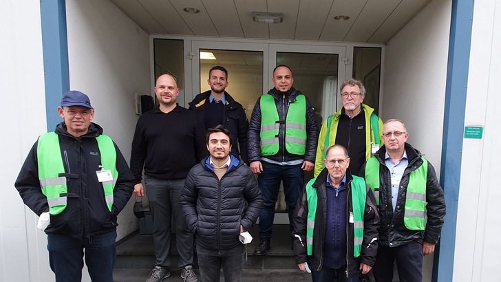 Fachtagung zur überbetrieblichen Isolierer-Ausbildung in Zeiten von Corona (vordere Reihe (v.l.n.r.): Ulrich Büringer (AFZ Nordschwaben), Umut Kaya (Armacell Applikationsingenieur EMEA), Uwe Behr (ÜAZ Brandenburg an der Havel), Torsten Bradatsch (ÜAZ Holleben); hintere Reihe (v.l.n.r.): Dennis Wiemann (Armacell Applikationsspezialist EMEA), Andreas Papaleontiou (Senior Armacell Applikationsspezialist EMEA), Mesut Acar (Handwerkskammer der Pfalz) und Gerd Kühn (ABZ Bau Gotha)).