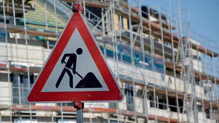 Baustellenschild vor einer Baustelle - © FeuerTrutz Network