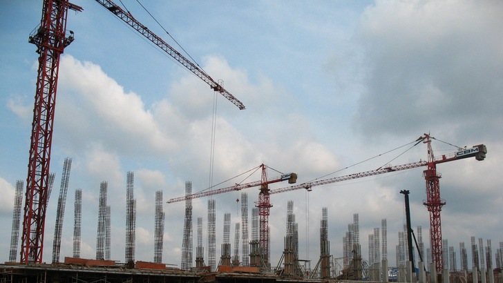 Bei Bauprojekten tun sich Finanzierungslücken auf durch den Wegfall der Bundesförderung.