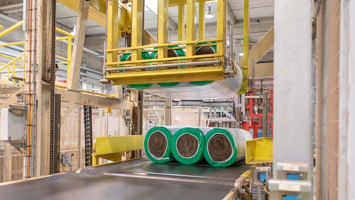 Knauf Insulation will im kommenden Jahr die Produktionskapazität des Glaswolle-Werks Bernburg (Sachsen-Anhalt) steigern. - © Knauf Insulation