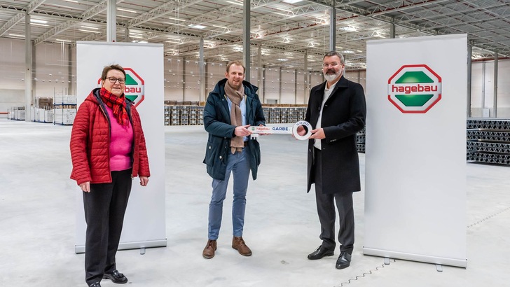 Jan Dietrich Hempel von Garbe Industrial Real Estate übergab im Beisein von Bürgermeisterin Helma Spöring die Immobilie an hagebau Logistik Geschäftsführer Gerritt Höppner-Tietz. - © hagebau