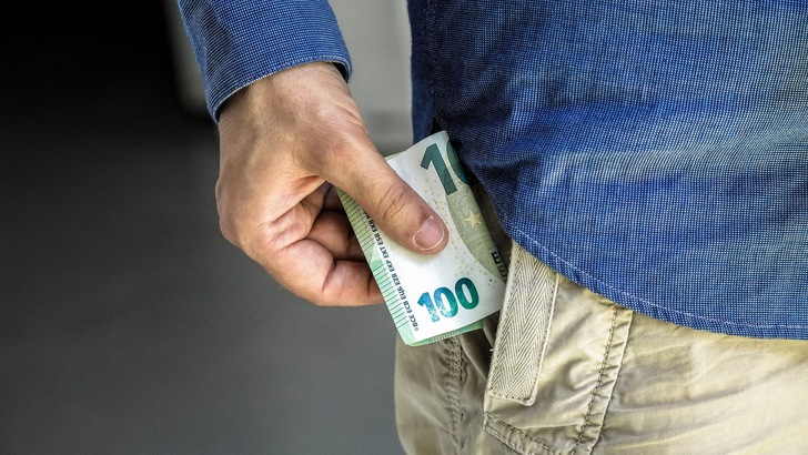 Das Geld aus der eigenen Tasche kommt bei Projektentwicklern nur in sehr geringem Maße zum Einsatz. - © iStockphoto/Younes Kraske