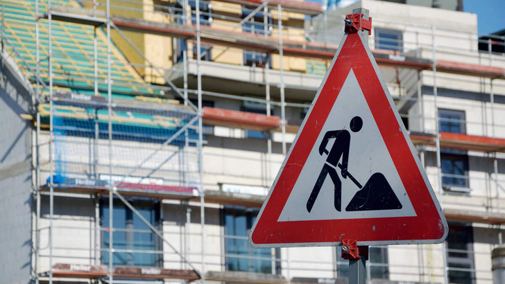 Baustellenschild vor einer Baustelle
