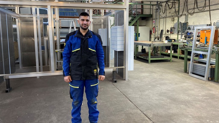 Bahaa Eddin Hanifeh in der Werkstatt bei Dr. Klameth Industrietechnik. Hier hat er gelernt, was er für den Berufsalltag braucht. - © Redaktion TI