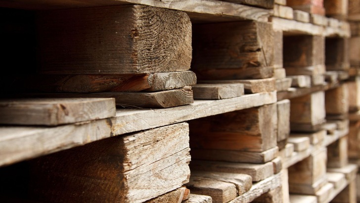 Knauf Insulation lässt die Einwegpaletten von Glaswolle-Dämmstoffen ab sofort von der Baustelle abholen. - © PublicDomainPictures/Pixabay