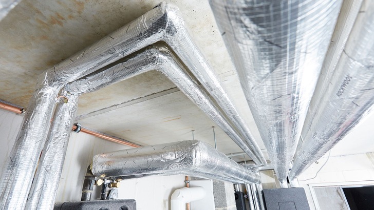 ROCKWOOL 800 Rohrschalen aus nichtbrennbarer Steinwolle dienen u.a. der Dämmung von Heizungs- und Warmwasserrohren nach dem Gebäudeenergiegesetz (GEG). - © DEUTSCHE ROCKWOOL GmbH & Co. KG
