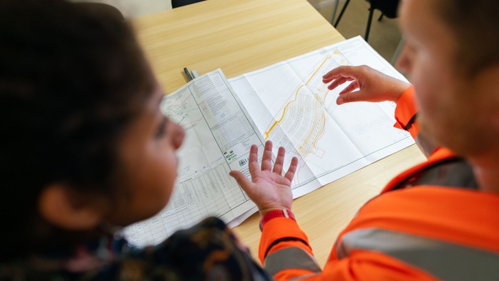 Die größten Engpässe bestehen laut VDI-Erhebung bei den Ingenieurberufen im Bereich Bau und Vermessung, Informatik sowie Energie- und Elektrotechnik. - © ThisisEngineering RAEng/unsplash