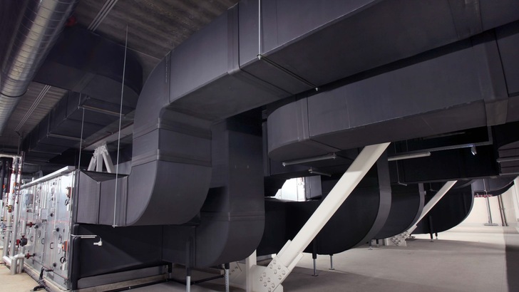 Abb. 1: Der Einsatz brennbarer Dämmstoffe auf Lüftungsleitungen in Lüftungszentralen ist bei Beachtung der Anforderungen der M-LüAR zulässig.