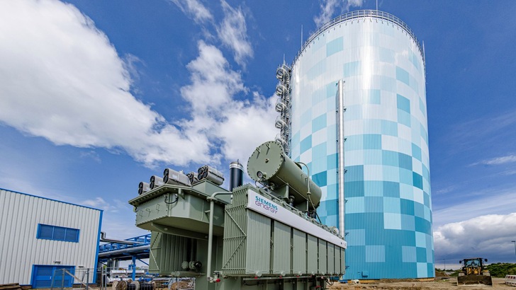 Die Stadtwerke Rostock haben im Hinblick auf die Energiewende nachhaltig investiert und einen 55 m hohen Wärmespeicher errichtet. Von besonderer Bedeutung war dabei das Dämmkonzept der Bohle Isoliertechnik GmbH. - © Bohle Gruppe/T.Elger elgerart.de