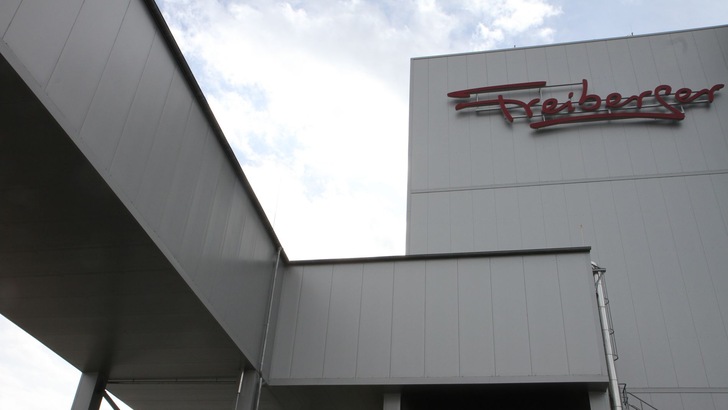 Die Verbindungsbrücke zum Tiefkühllager ist bei Freiberger mit Schleusen zur Abtrennung des inertisierten Bereichs und einer Brandschutzwand ausgestattet.