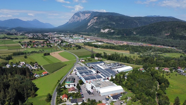 Luftaufnahme des Produktionsstandorts von Austroflex vor dem Bergpanorama in Kärnten