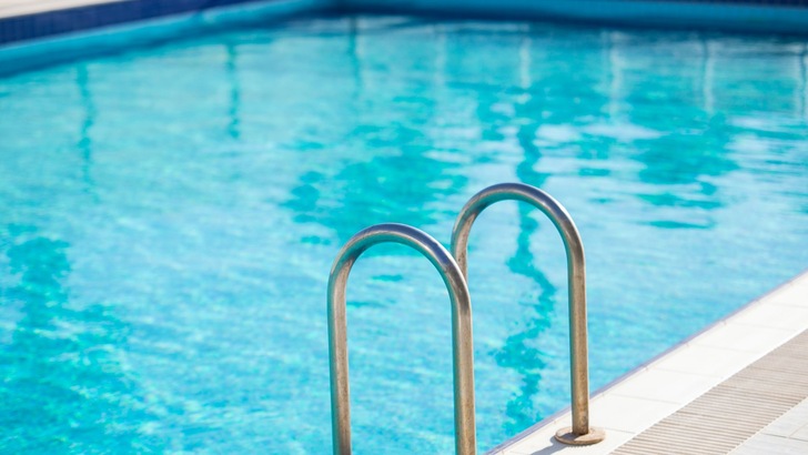 Becken eines Schwimmbads mit Leiter zum Einstieg - © Enis Yavuz auf Unsplash
