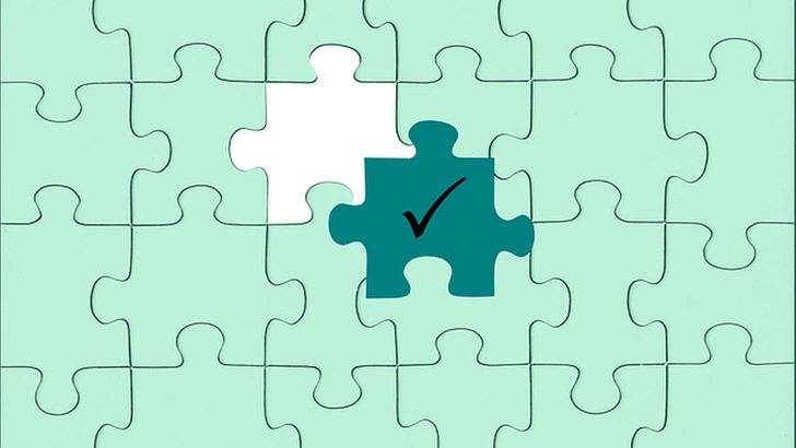 Puzzle in Grüntönen, ein Teil ist noch nicht eingesetzt