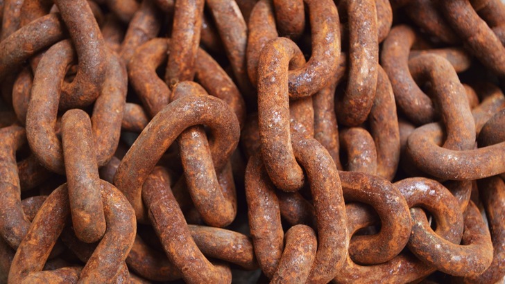 Korrosion ist ein enorm zerstörender Prozess – nicht nur an offenliegenden Metallwerkstoffen, sondern auch an Rohrleitungen und Armaturen in Kalt- und Kühlwassersystemen der TGA, die unter einer Dämmung liegen. - © Miguel Á. Padriñán auf Pixabay