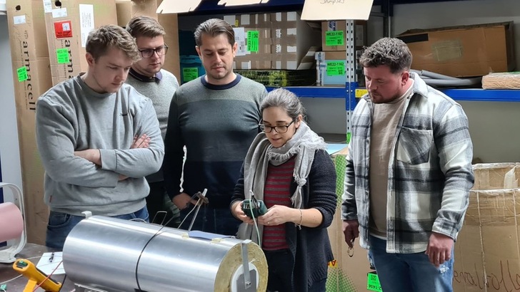 Praktische Übung beim TIPCHECK Training im FIW München Labor: Richtig messen. - © EiiF