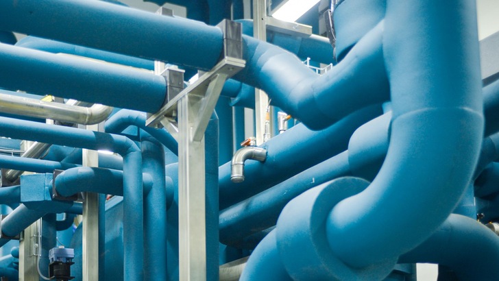 ArmaFlex Ultima setzt im Brandfall 10-mal weniger Rauch als herkömmliche Elastomerdämmstoffe frei und trägt so zu einer höheren Sicherheit im Gebäude bei. - © Armacell