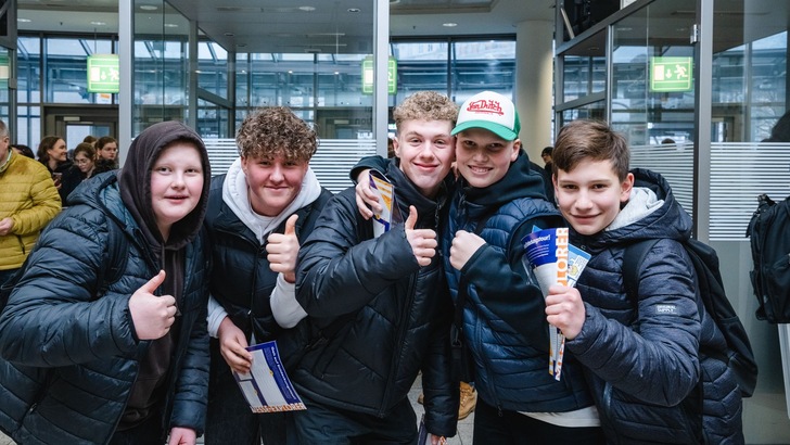 Online und persönlich: Die richtigen Azubis können Unternehmen über die Nutzung ganz verschiedener Kanäle finden.