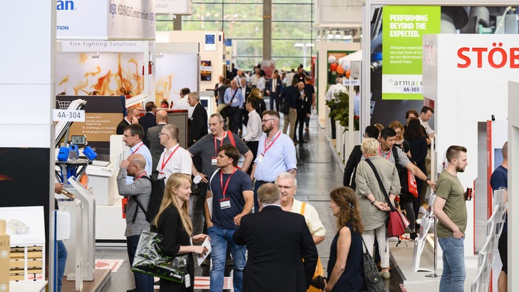 Neben bewährten Formaten bietet die FeuerTrutz 2023 auch Neues: Erstmals vertreten sind das Forum „Digitalisierung praktisch gestalten“, die Talk-Runde „Das Rote Sofa“ und das „Forum by asecos academy". - © NürnbergMesse/Thomas Geiger