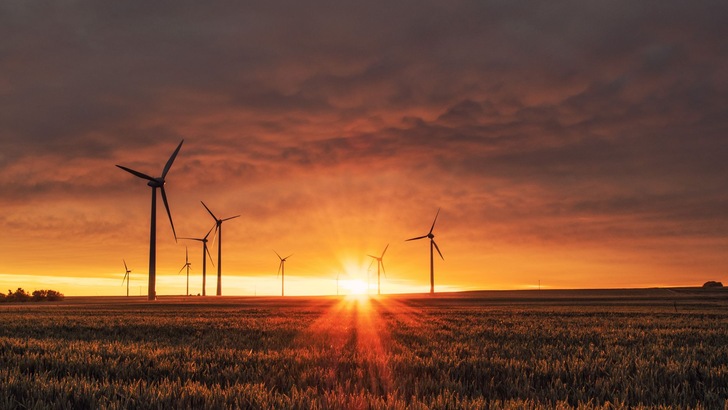 Windkrafträder im Sonnenuntergang - © Karsten Wuerth auf Unsplash