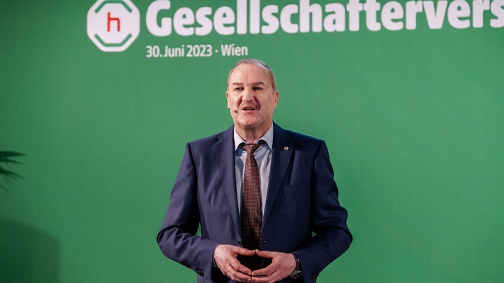 Aufsichtsratsvorsitzender Johannes M. Schuller bei der hagebau-Gesellschafterversammlung in Wien. - © hagebau / Kirsten Nijhof