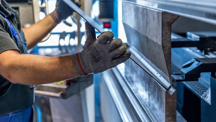 Handwerker bearbeitet Metall - © Michal Jarmoluk auf Pixabay