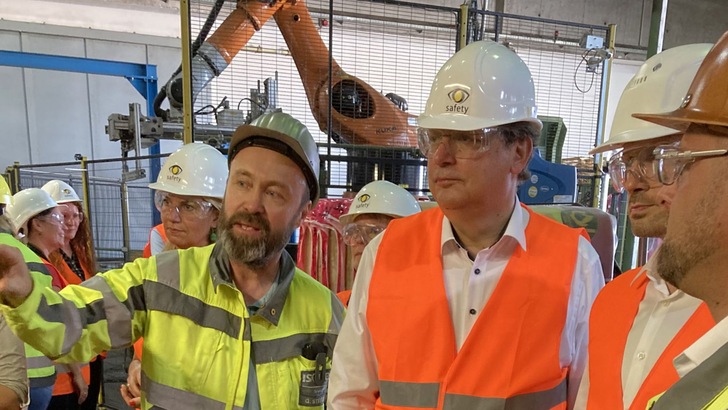 Fertigungsleiter Guido Steitzer erläuterte Wirtschaftsminister Reinhard Meyer die geplanten Effizienzmaßnahmen im ISOVER Werk Lübz