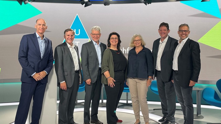 Präsentation des Nachfolgemonitors 2023 in den TV-Studios der FOM Hochschule - © FOM Hochschule für Ökonomie & Management