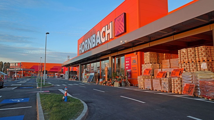 Eingang eines Hornbach-Baumarktes