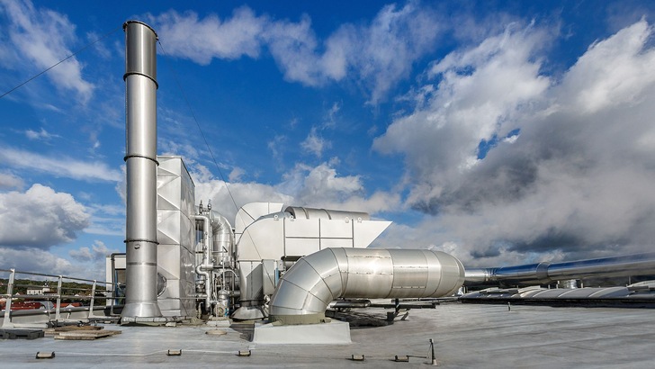 Weniger Schall aus der Papierfabrik: Nach der Sanierung der Lüftungsanlagen auf dem Fabrikdach, liegt der Schall im Grenzwert von 90 dB(A). - © BerlinerLuft. Technik