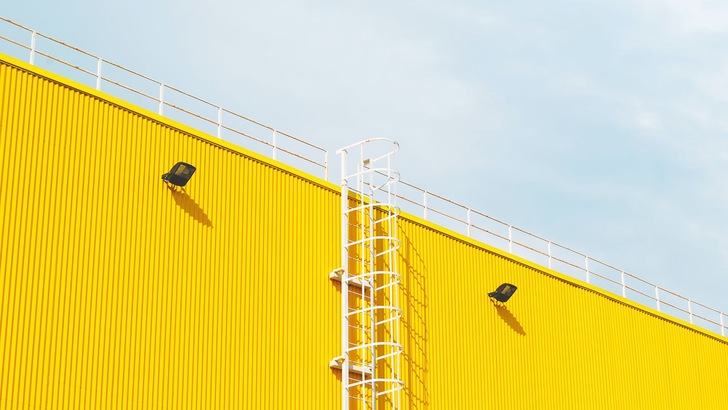 Im Betrieb und auf Baustellen kann die Gefährdung rechtlich und wirtschaftlich beurteilt werden. Die europäische Rahmenrichtlinie über Sicherheit und Gesundheitsschutz schreibt die Gefährdungsbeurteilung vor, die in Deutschland im Arbeitsschutzgesetz niedergeschrieben ist.