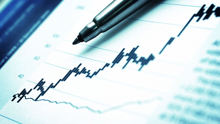 Wachstumskurve mit Kugelschreiber symbolisiert die wirtschaftliche Lage