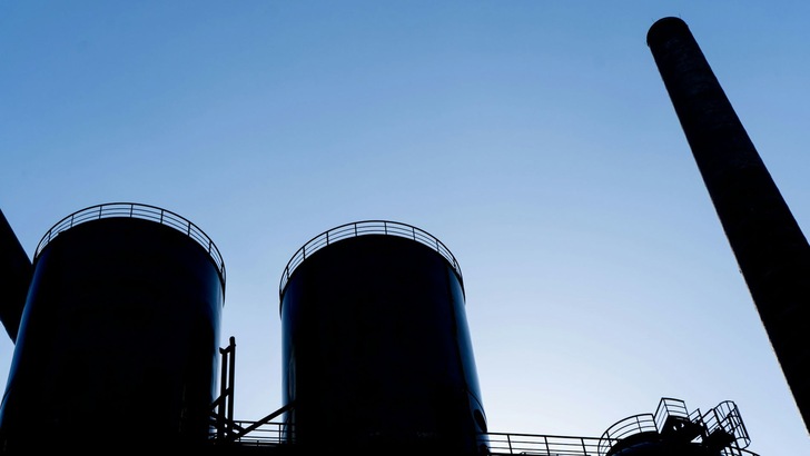 Industriegebäude vor blauem Himmel - © Manel & Sean, Unsplash