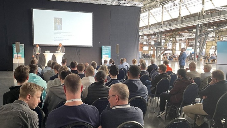 Die TI-Conference 2024 war gut besucht: Unter anderem lockte  der Vortrag von Referent Mert Karabulut zur wichtigsten Isolierernorm DIN 4140 zahlreiche Interessierte in den Konferenzbereich auf der TI-Expo + Conference 2024. Herr Karabulut ist als Mitglied des Normenausschusses Experte für diese DIN und stand auch für Fragen zur Verfügung.