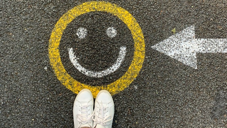 Auf die Straße gemaltes Smiley Zeichen
