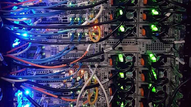 Server - © Unsplash, Massimo Botturi