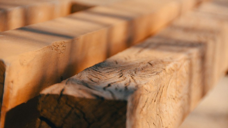 Ansicht auf Holzbalken - © Unsplash, Facundo Sosa