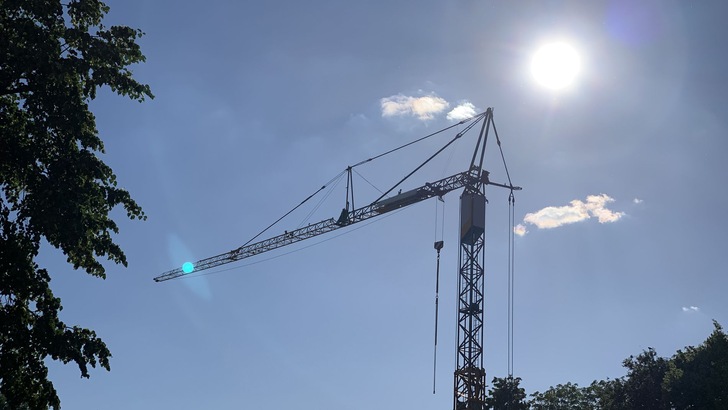 Baustelle bei Sonnenschein