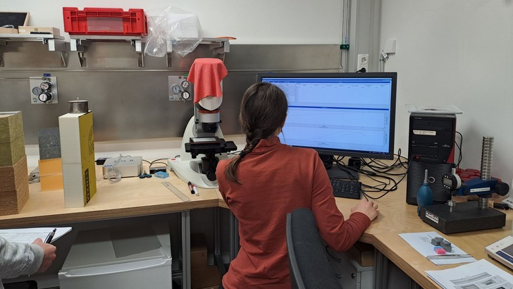 Prüfung der Dämmstoffe an einer Station