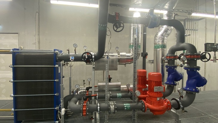 Technikzentrale des Rechenzentrums „Berlin 2“ des Betreibers NTT Ltd. mit dem Wärmetauscher für die Abwärmeauskopplung