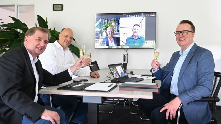 Die Vertragsunterzeichnung mit SAS Richardson am 14. Juni in Dortmund und zugeschaltet: Seitens Nordwest (v.l.) Jörg Simon (Vorstand), Thorsten Sega (Vorstand), Volker Buschmeier (Bereichsleiter Europa) und Jean-Pierre Valent (Business Development Europa) sowie in Marseille, Frankreich, seitens SAS Richardson Luc Argemi (Geschäftsführer). - © Nordwest Handel AG