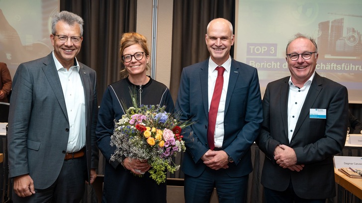 Bildporträt Thomas Möller (Vorsitzender d. Vertreterversammlung), Katia-Julia Rostek (gewählte stellv. Hauptgeschäftsführerin), Michael Kirsch (Hauptgeschäftsführer), Edgar Glasner (Alternierender Vorsitzender d. Vertreterversammlung) (v.l., alle BG BAU) - © BG Bau, Jan-Peter Schulz