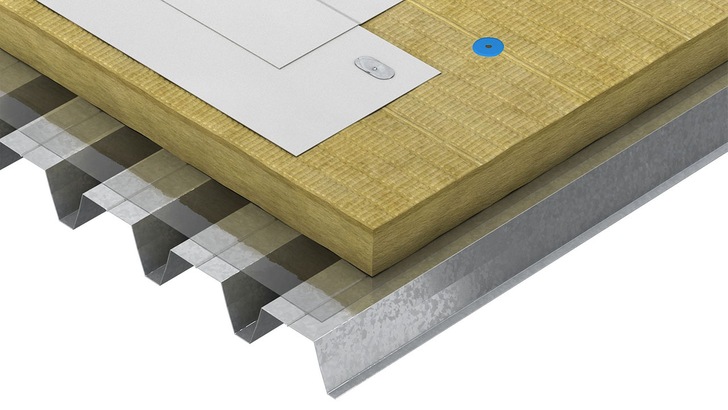 Die Kingspan K-ROC Flachdachplatte 70/039 ist sowohl für die lose Verlegung mit Auflast als auch für die mechanische Befestigung anwendbar. Das macht sie vielseitig und zuverlässig und ist somit für eine Vielzahl von Bauprojekten einsetzbar, so der Anbieter. - © Kingspan Insulation
