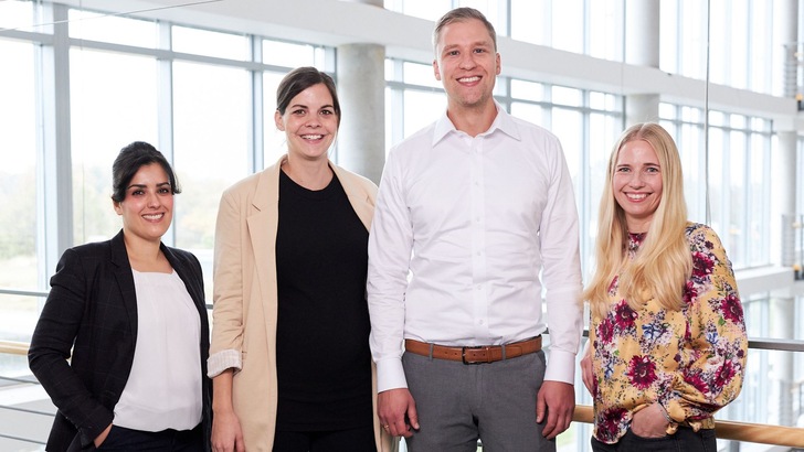Nachhaltigkeit zahlt sich aus. Zu diesem Ergebnis kommen vier Forschende der FH Dortmund in einer Studie zur Nachhaltigkeit im Vertrieb. Von links: Prof. Dr. Hanaa Ryari, Prof. Dr. Lena Klimke, Prof. Dr. Fabian Kubik und Prof. Dr. Sabrina Scheidler. - © FH Dortmund, Florian Freimuth