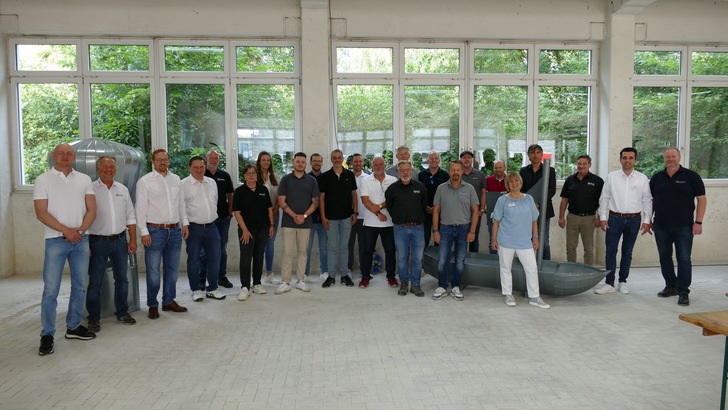 Gruppenbild mit Partnern und Unterstützern: Das ABZ Hamm führte auf seinem Gelände am 18. Juli 2024 erstmalig den Isoliertag durch.