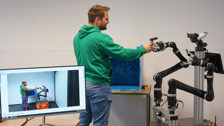 KI-basiert erkennt der E4SM-Roboter die Aktionen, die der Mensch gerade durchführt - © TU Ilmenau