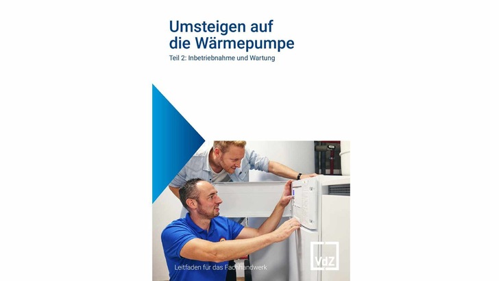Zwei Techniker führen die Inbetriebnahme einer Wärmepumpe durch und überprüfen die Installationsanleitung für eine korrekte Wartung. - © VdZ Wirtschaftsvereinigung Gebäude und Energie e.V.