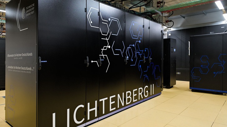 Das High Performance Cluster LICHTENBERG an der TU Darmstadt ist der schnellste Supercomputer an deutschen Universitäten und zählt zu den TOP 100 Hochleistungsrechnern weltweit. Sowohl auf der Kälteanlage für den Lichtenberg I Rechner als auch beim Ausbau des Projekts (Lichtenberg II) wurden Dämmstoffe der Firma Armacell zum Schutz der Anlagen vor Energieverlusten und Tauwasser eingesetzt.